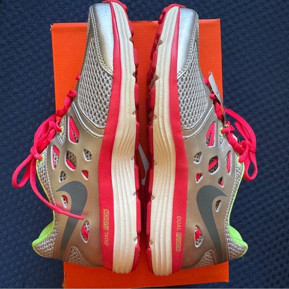 NWT Women NIKE DUAL FUSION LITE Size 6.5 - Picture 3 of 7